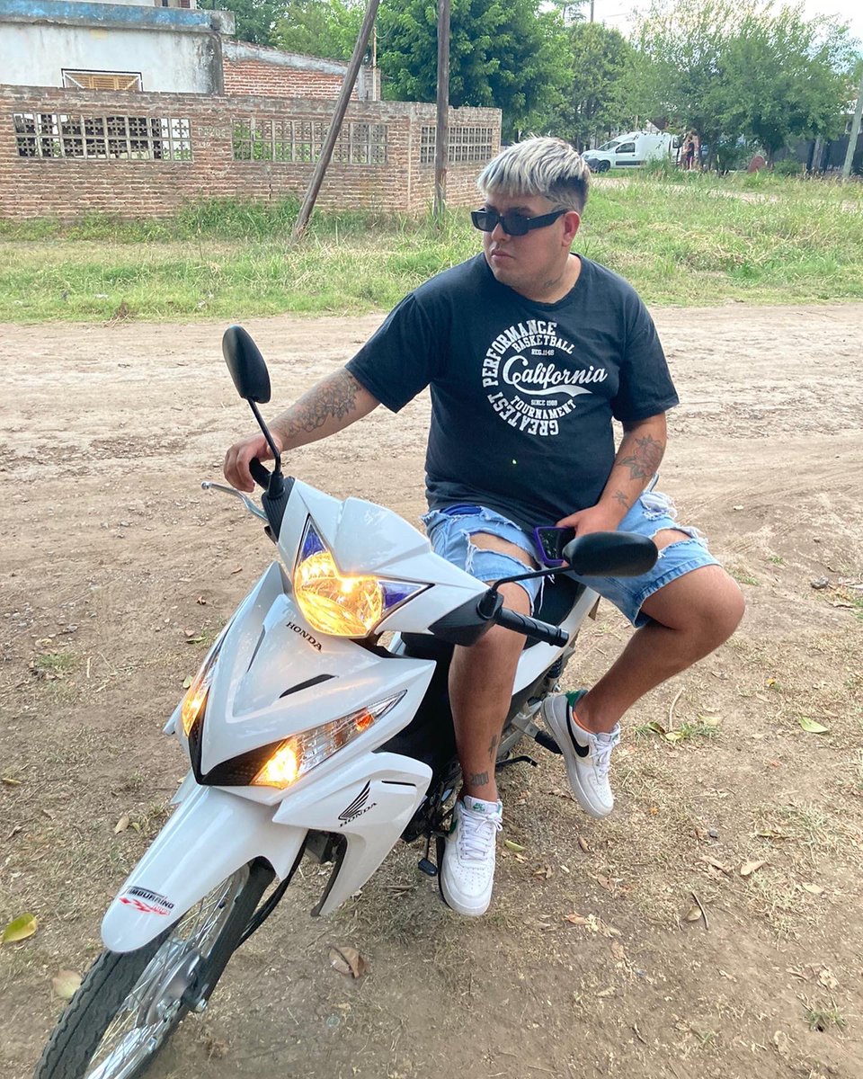 Rodrigososa00's tweet photo. Primer meta del año cumplida , me pude comprar la moto que queria https://t.co/aEs3Elo7P4