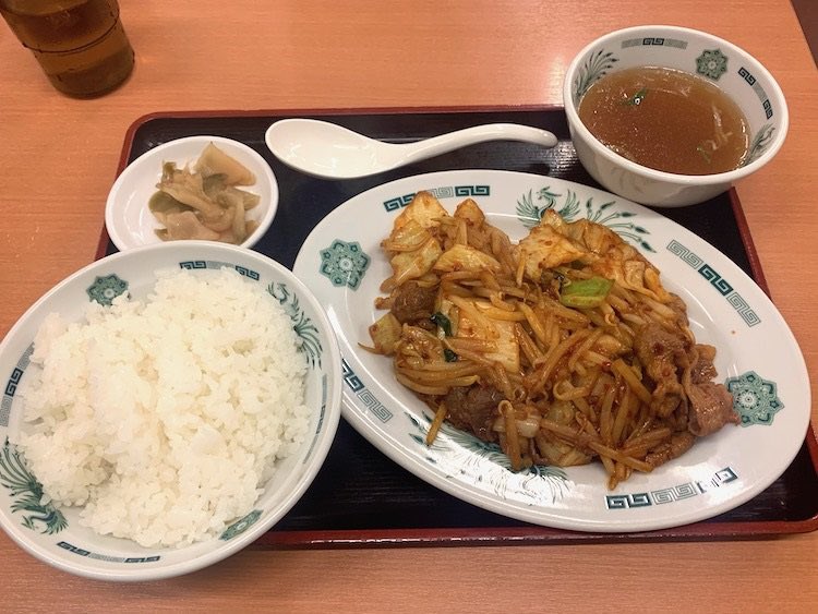 memoma_trip's tweet photo. 大盛りで790円。
普通に美味しいけどやっぱ辛い苦手だな。一旦咳き込むともう止まらん。
ただ肉に絡むソースの濃さともやしの瑞々しさがいい塩梅で食べてて良い。
野菜のシャキシャキ食感も口の中でご飯との差別化を図っていてグラデーションが綺麗だ。
まあもう食べないと思う。 https://t.co/ciUL7lceoj