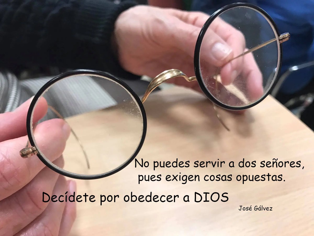 En la foto vemos sus gafas tan emblemáticas con las que tanto estudió y tanto le ayudaron en su trabajo  ,mirando con los ojos del corazón una vida llena de Dios  , encontrando a Jesús  en cada paciente y cada persona que se acercó a don José a lo largo de su vida.