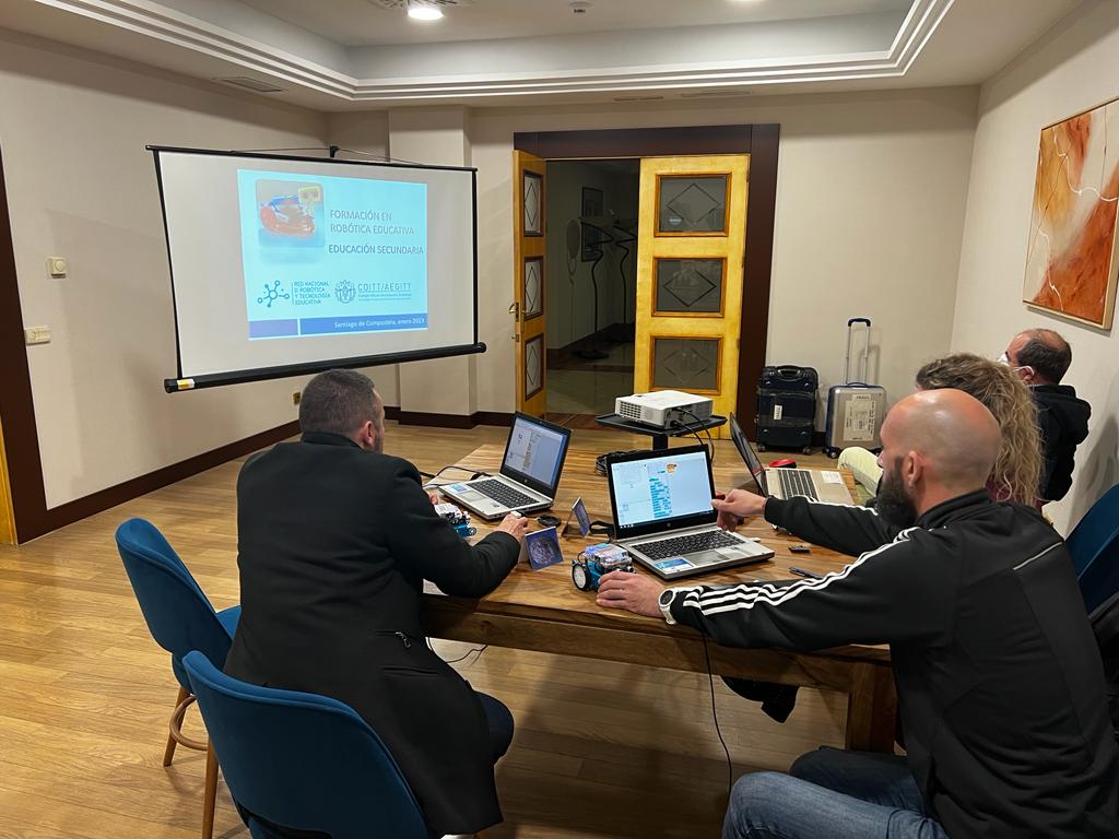 COETTGA's tweet image. 🤖 Formación Robótica e Tecnoloxía Educativa 🤖

O 14 de xaneiro de 2023 celebrouse en Santiago de Compostela o curso de 𝗥𝗼𝗯𝗼́𝘁𝗶𝗰𝗮 𝗲 𝗧𝗲𝗰𝗻𝗼𝗹𝗼𝘅í𝗮 𝗘𝗱𝘂𝗰𝗮𝘁𝗶𝘃𝗮, impartido por Fernando Añel.

#telecomunicacions #COETTGA #coitt #cursorobótica #robots #robótica