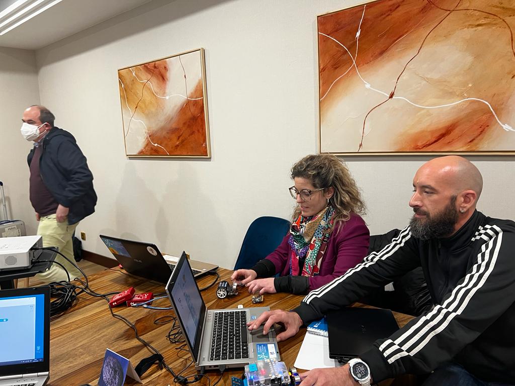 COETTGA's tweet image. 🤖 Formación Robótica e Tecnoloxía Educativa 🤖

O 14 de xaneiro de 2023 celebrouse en Santiago de Compostela o curso de 𝗥𝗼𝗯𝗼́𝘁𝗶𝗰𝗮 𝗲 𝗧𝗲𝗰𝗻𝗼𝗹𝗼𝘅í𝗮 𝗘𝗱𝘂𝗰𝗮𝘁𝗶𝘃𝗮, impartido por Fernando Añel.

#telecomunicacions #COETTGA #coitt #cursorobótica #robots #robótica