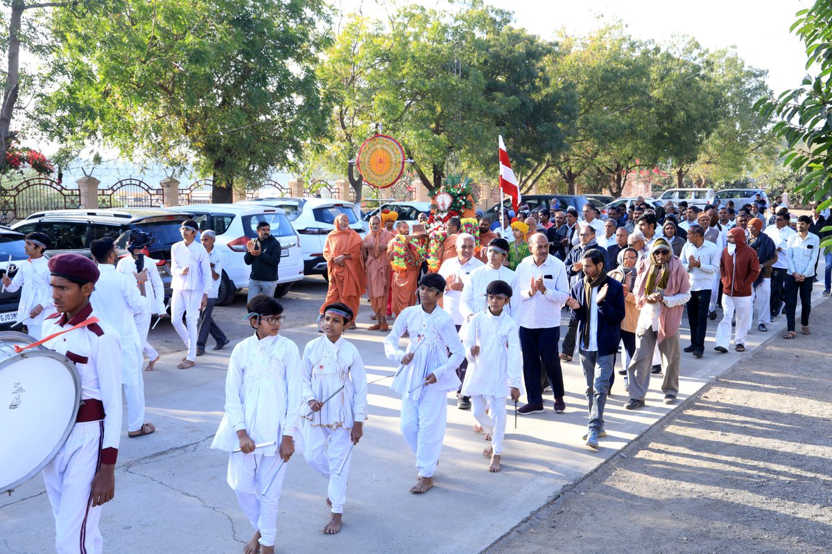 rajkotgurukul's tweet photo. પ.પૂ ગુરુદેવ શાસ્ત્રીજી મહારાજની જન્મભૂમિ ગુરુકુલ તરવડાને આંગણે મકરસંક્રાંતિ મહોત્સવ અને ૧૪મો વાર્ષિક પાટોત્સવ.
.
.
#swaminarayan #rajkotgurukul #Shastriji #maharaj #birthplace #taravadagurukul #makarsankranti #makarsankranti2023 #uttrayan #Yearly #yearlyevent #events https://t.co/KdVFwkCE36