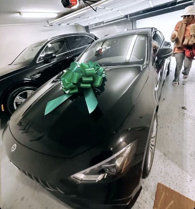 came home the other night to a new Benz ?? ? https://t.co/2TrA6KlkCg