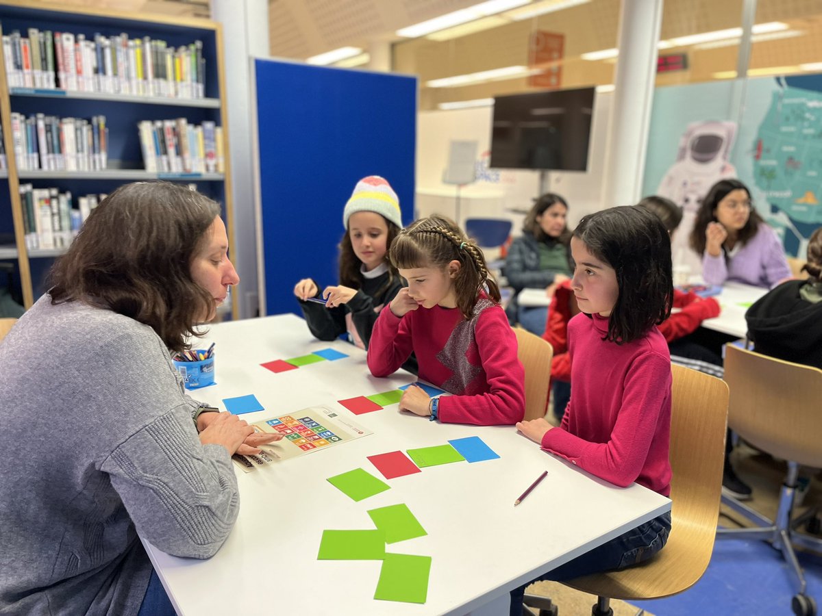 TechnovationCat's tweet image. La semana pasada celebramos el inicio oficial de la nueva temporada del #technovationchallenge 
🥳🥳🥳

Lo hicimos, con 3 sesiones informativas para en la Biblioteca Can Fabra! 

¡Apúntate al reto! 

@TechnovationCat @ciberespiral @bibcanfabra #stemGirl #girls4change #ideacion