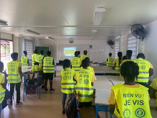 Gendarmerie_973's tweet photo. #Prévention | En 2022, la #MPPF et la #BMO ont distribué 500 gilets jaunes de visibilité aux élèves du bassin de Cayenne dans le cadre d'opérations de #SécuritéRoutière dans les établissements scolaires. 
"Bien vu, je vis !" Merci au Rotary Club de Cayenne pour ce généreux don. https://t.co/7fgo7OiewH