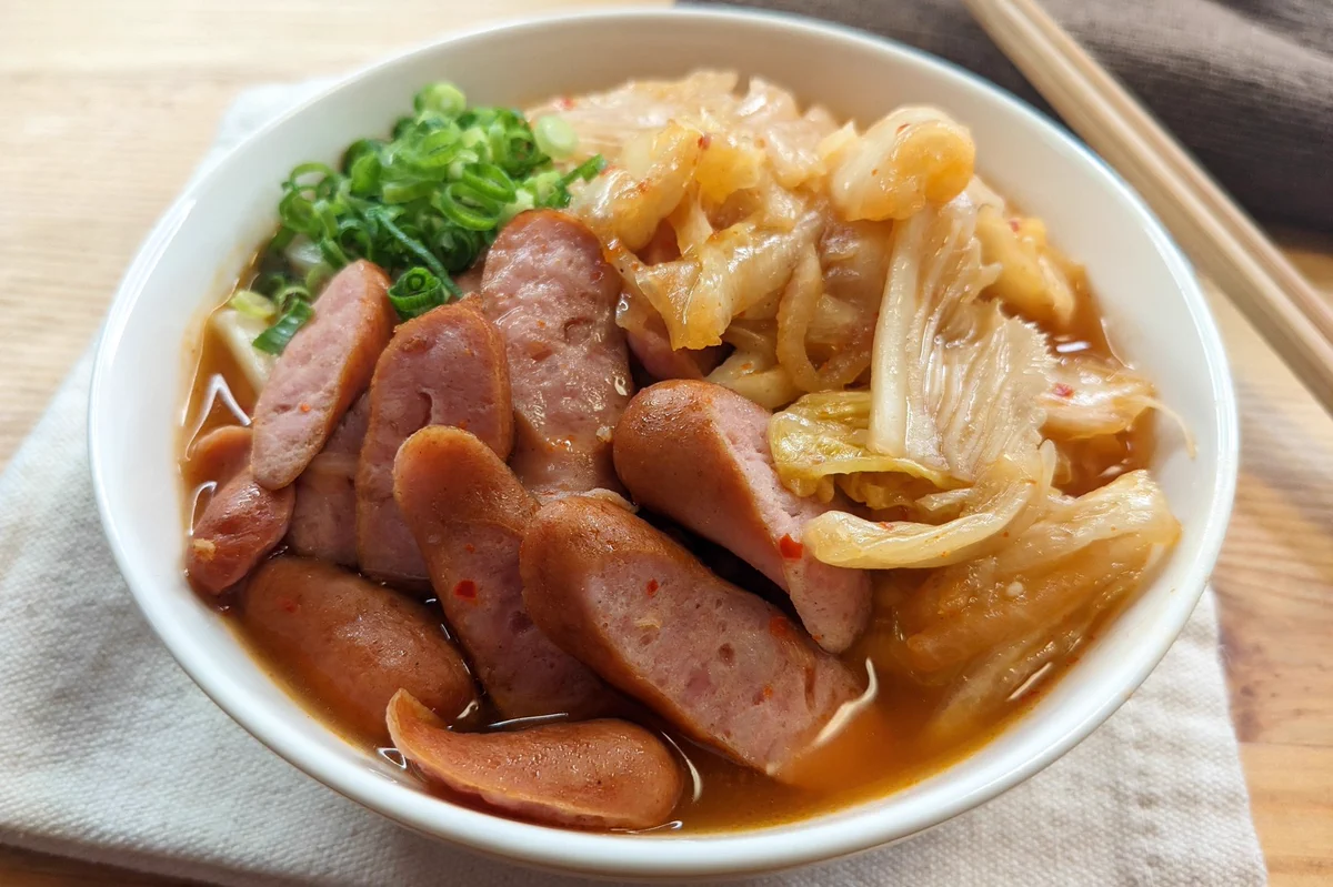 体がポカポカ温まる！韓国風ピリ辛「キムチウインナーうどん」。