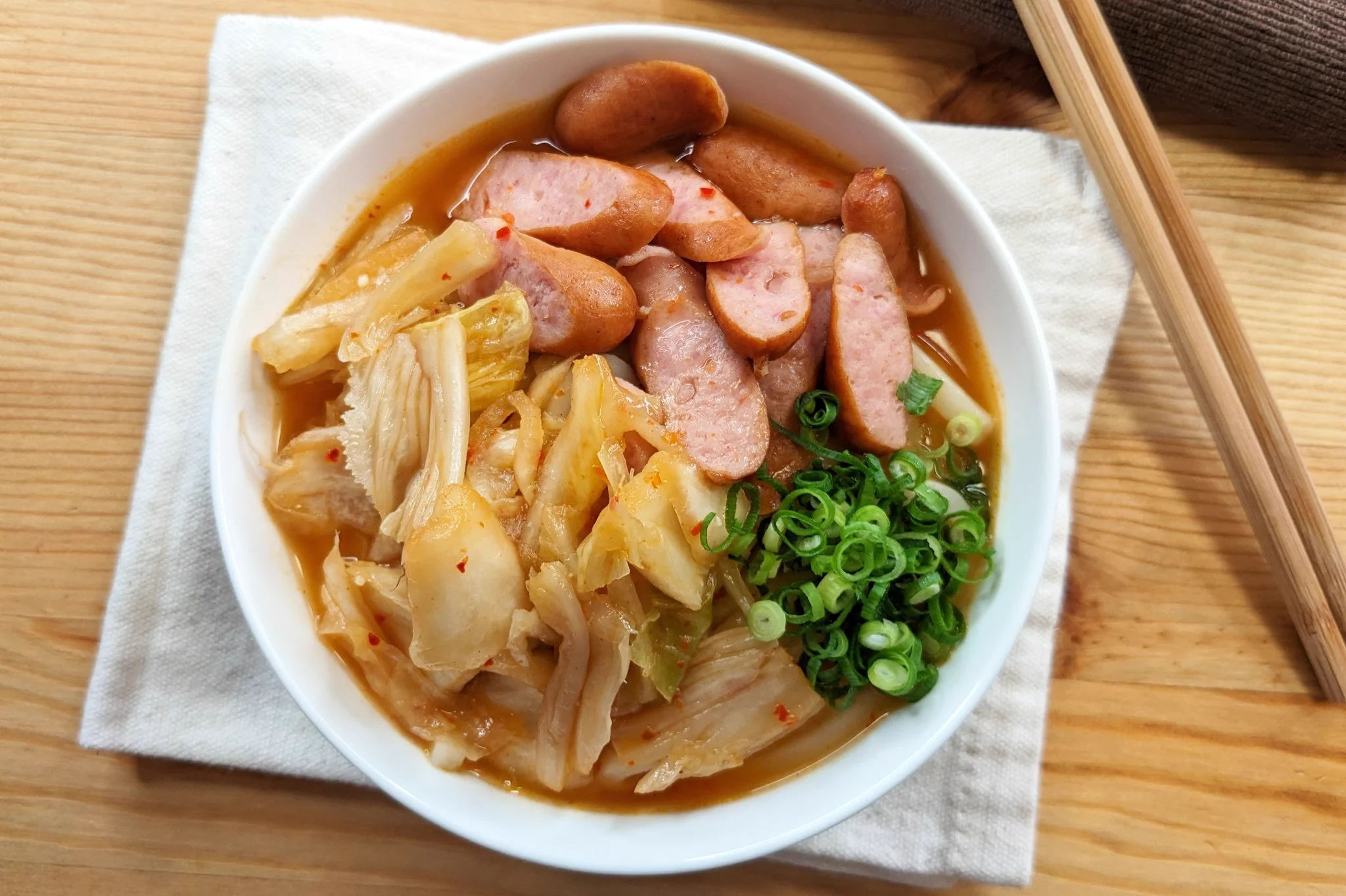 体がポカポカ温まる！韓国風ピリ辛「キムチウインナーうどん」。