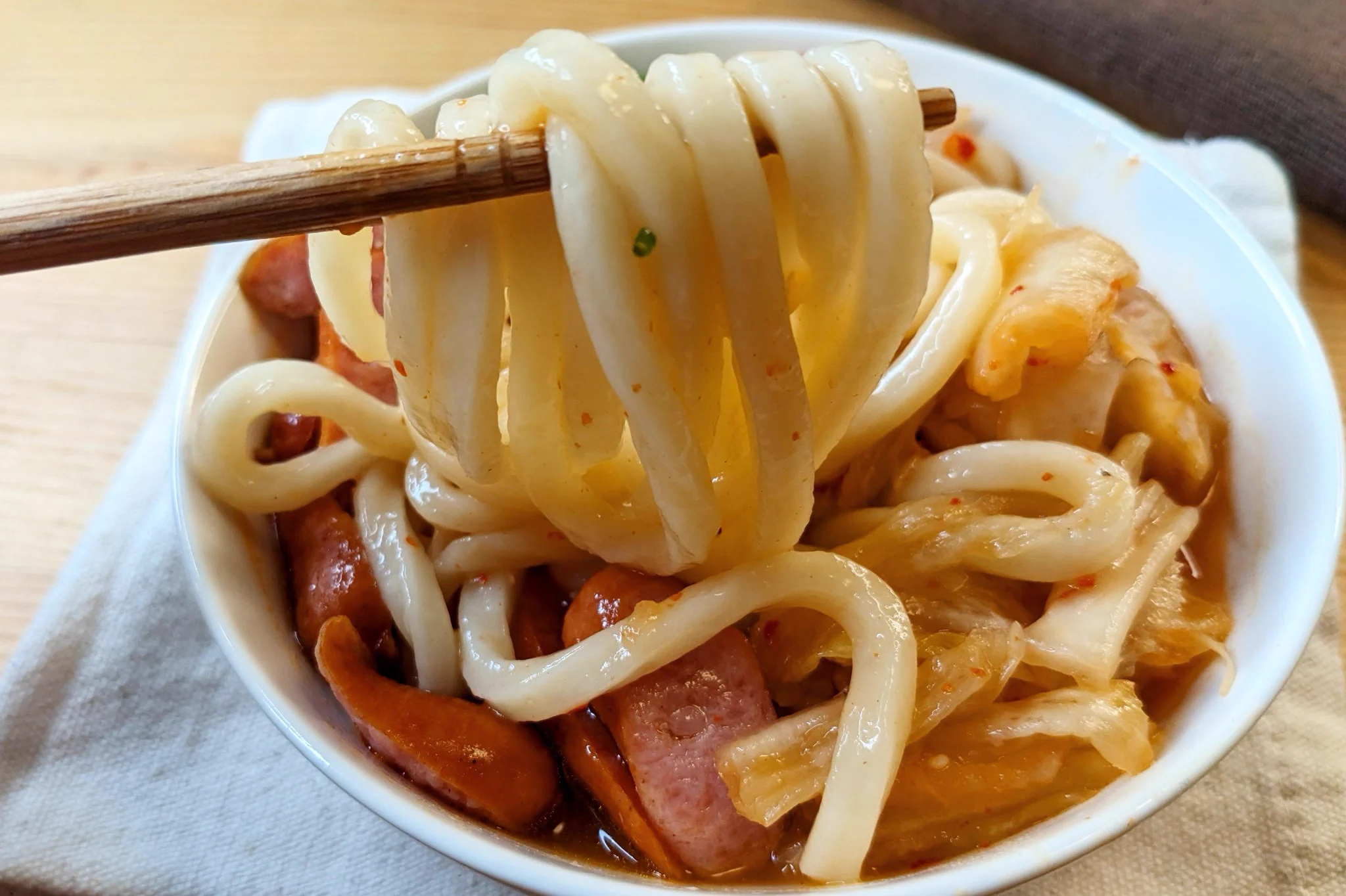 体がポカポカ温まる！韓国風ピリ辛「キムチウインナーうどん」。