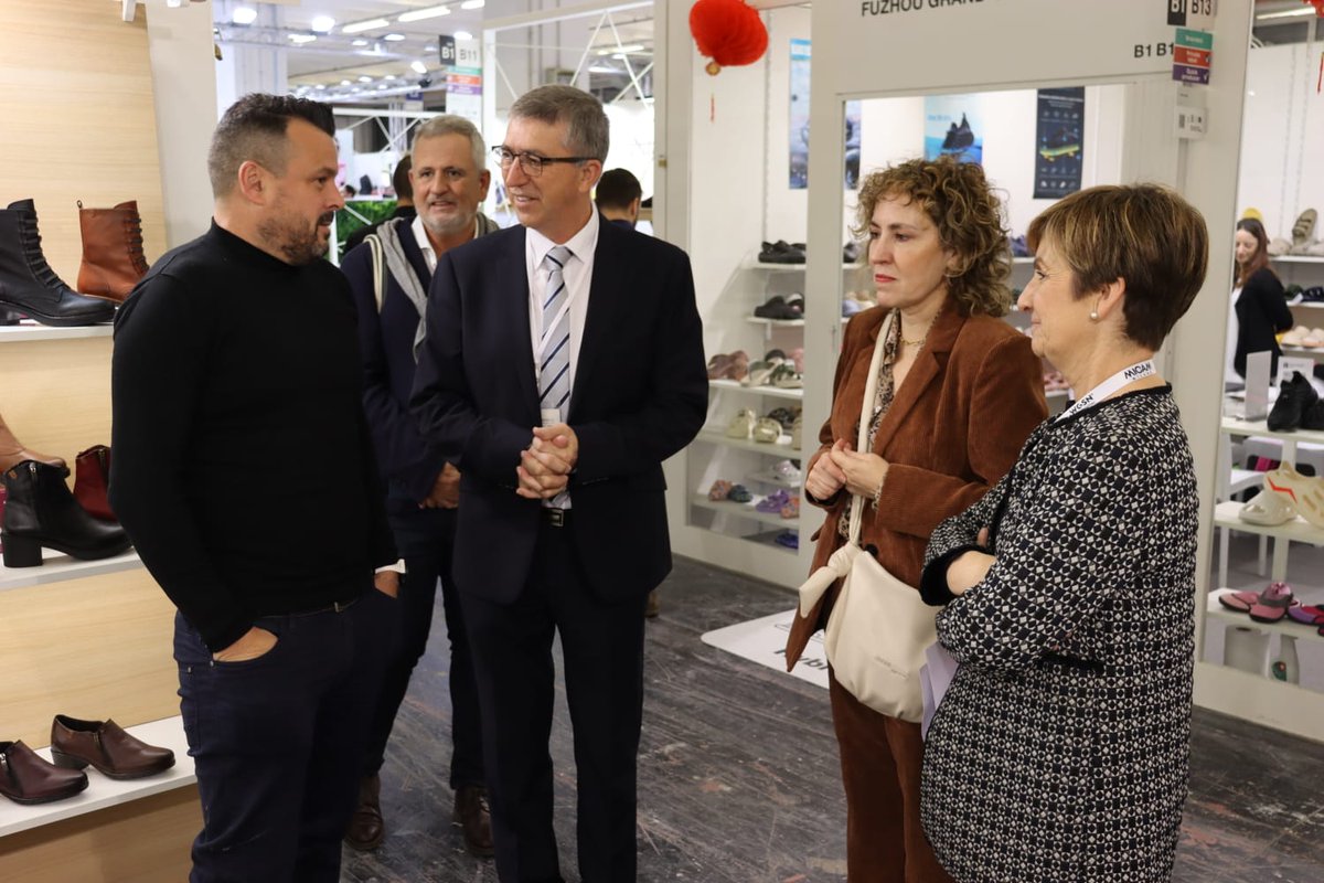 GVAinicotur's tweet photo. Hoy @rafacliment_ y @Julia_company  se encuentran en #Italia para apoyar a las empresas de la Comunitat Valenciana presentes en la feria internacional Expo Riva Schuh, el primer evento en el calendario ferial internacional para el sector.
@avecal https://t.co/MpzIQxn56E