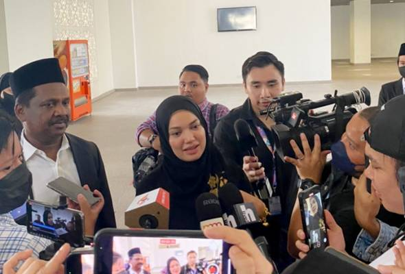 Pelakon #PuteriSarahLiyana memaklumkan keputusan memfailkan penceraian terhadap suaminya, pengarah terkenal #SyamsulYusof kerana tekanan dan gangguan pihak ketiga atau hubungan sulit yang menyebabkan suaminya tidak pulang ke rumah dalam tempoh yang lama.

#Malaysia #berita