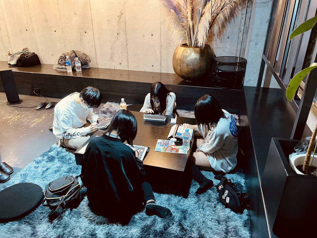 digital_ischool's tweet photo. 完全におうち空間になっております！
一緒に描いてると交流が生まれますね〜☺️
#イラストスクール https://t.co/eL2vWs9tDq