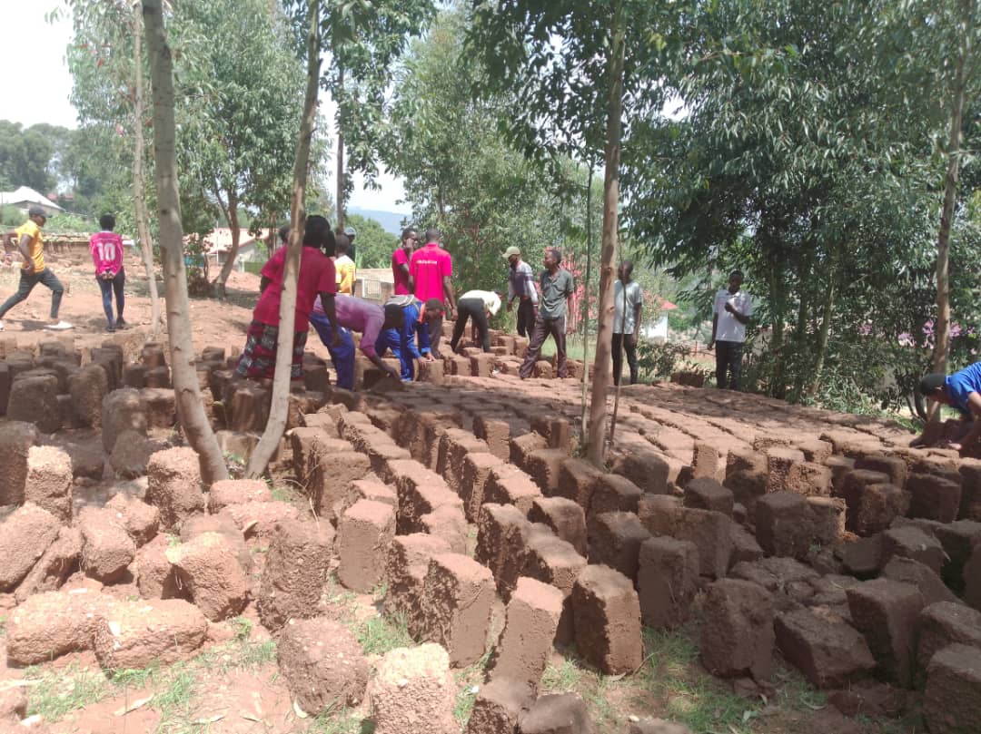 Inkomezabigwi22's tweet photo. #Gacurabwenge intore ziri kurugerero zifatanyije n'abaturage b'umudugudu wa Mataba barimo gufatanya kubaka ibiro by'umudugudu @Kamonyi @RwandaSouth @Unity_MemoryRw @RwandaLocalGov @DrNahayo https://t.co/idy5fEzGuM