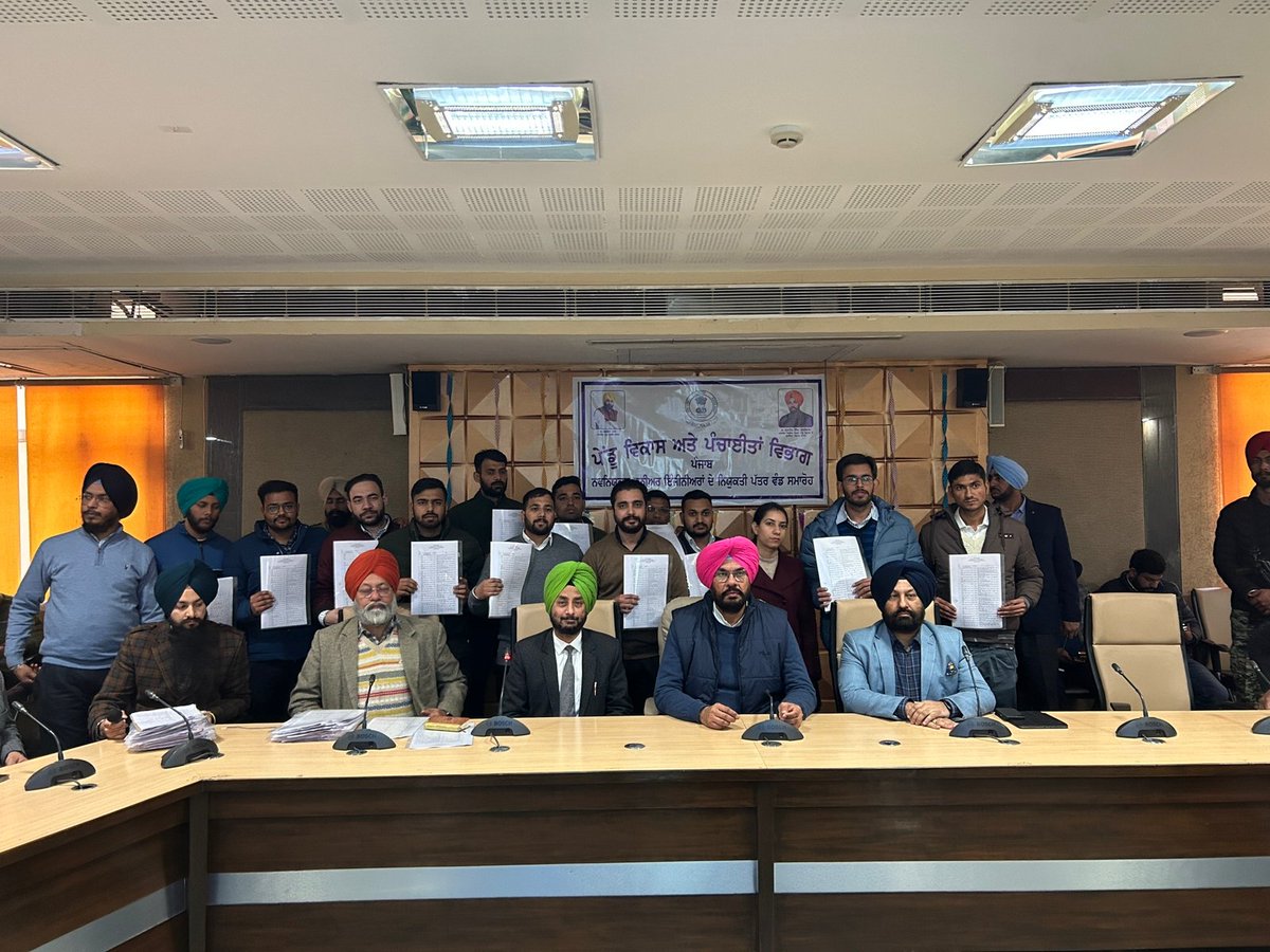 KuldeepSinghAAP's tweet photo. ਅੱਜ 16 ਜਨਵਰੀ ਪੇਂਡੂ ਵਿਕਾਸ ਅਤੇ ਪੰਚਾਇਤ ਵਿਭਾਗ ਵਿਚ ਬਤੌਰ ਜੂਨੀਅਰ ਇੰਜੀਨੀਅਰ ਨਿਯੁਕਤ ਹੋਏ ਪ੍ਰਰਾਥੀਆਂ ਨੂੰ ਵਿਕਾਸ ਭਵਨ ਸੈਕਟਰ 62 ਵਿਖੇ ਨਿਯੁਕਤੀ ਪੱਤਰ ਦਿੰਦੇ ਹੋਏ #BhagwantMann @BhagwantMann #kuldeepsinghdhaliwal #Jobs #Punjab https://t.co/sNIbMBPMry