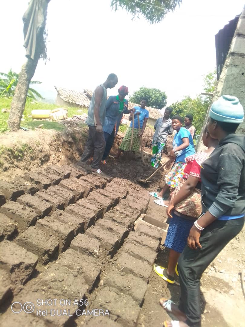 Inkomezabigwi22's tweet photo. #Gacurabwenge intore ziri kurugerero zifatanyije n'abaturage b'umudugudu wa Mataba barimo gufatanya kubaka ibiro by'umudugudu @Kamonyi @RwandaSouth @Unity_MemoryRw @RwandaLocalGov @DrNahayo https://t.co/idy5fEzGuM
