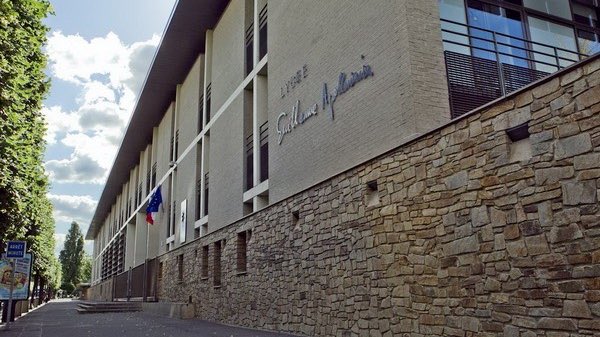 info_Paris_IDF's tweet photo. 🔴 FLASH - #Thiais : Un mineur de 16 ans est mort ce lundi matin, victime d’un coup de #couteau devant le lycée Guillaume Apollinaire. Un autre mineur a été blessé au couteau.

👉 Un adolescent de 16 ans a été #interpellé après l'agression mortelle. (AFP) #ValdeMarne https://t.co/TinmlN3p65