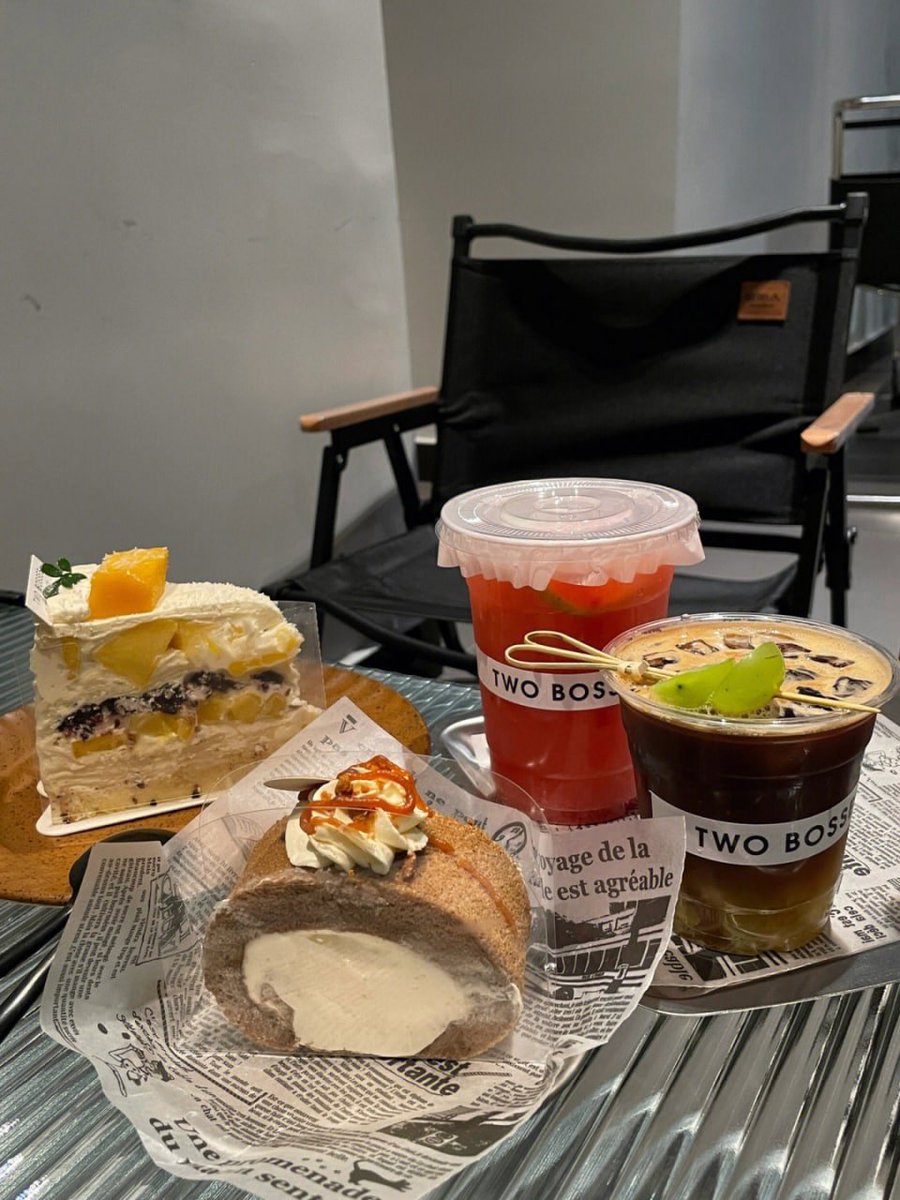 gnbeasf_y's tweet photo. A small piece of cake, a cup of coffee, it is raining outside the window, and the mobile phone is playing a moving melody, https://t.co/ZMIXZJ8iwi