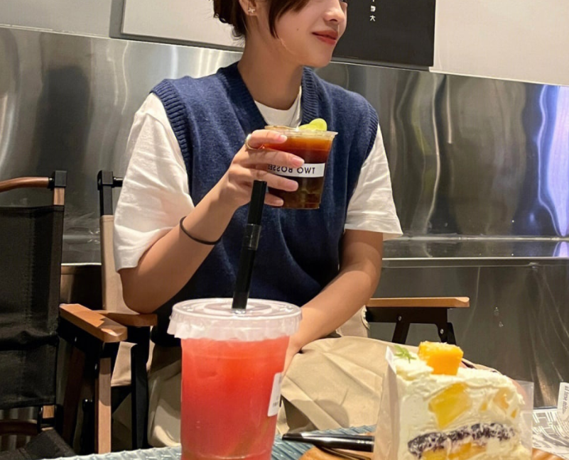 gnbeasf_y's tweet photo. A small piece of cake, a cup of coffee, it is raining outside the window, and the mobile phone is playing a moving melody, https://t.co/ZMIXZJ8iwi