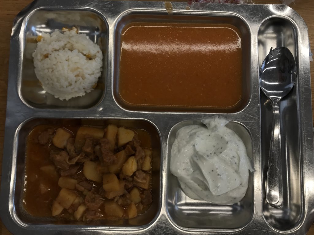 Vegan (1) / Navegan (2) öğrencinin pazartesi günkü öğle yemeği

Sizin için olabilir ama bizim için seçenek değiller. Vegan öğrencilere uygulanan çifte standarta dur demenin zamanı gelmedi mi artık? 
Beslenemiyoruz, aç kalıyoruz! 
<a href="/msgsuniversite/">MSGSÜ</a> @handaninciMSGSU #veganbaykusac