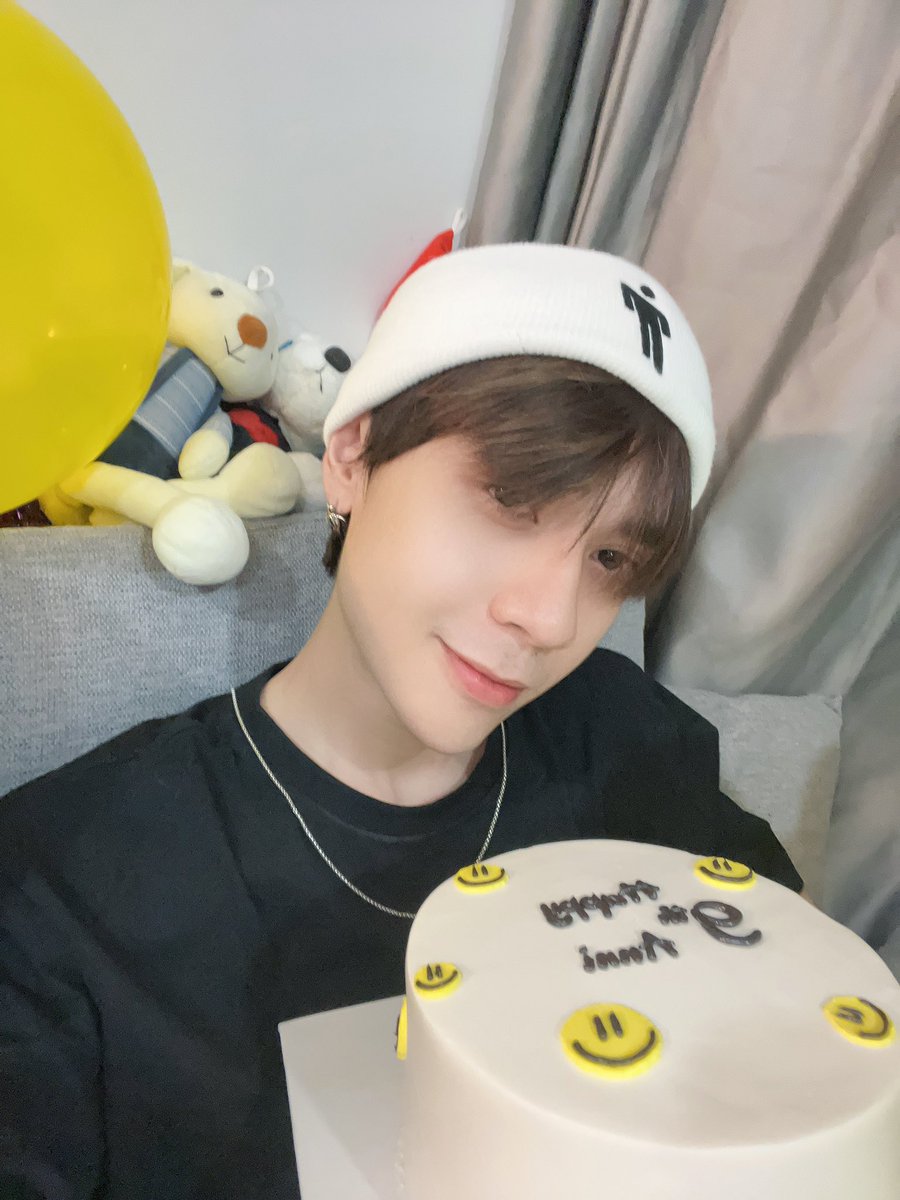 QH_MasterD's tweet photo. Chúc mừng kỉ niệm 9 năm chặng đường theo đuổi nghệ thuật của Quang Hùng MasterD 🎈🎊
16.01.2014 - 16.01.2023 
Thời gian trôi nhanh thật nhỉ.. Luôn mỉm cười thật hạnh phúc và bước tiếp nhé 💪🏻🙏🏻

#HappyAnniversary9yearsMasterD
#QuangHungMasterD #MuzikAndDream https://t.co/GM5PhZTIwZ