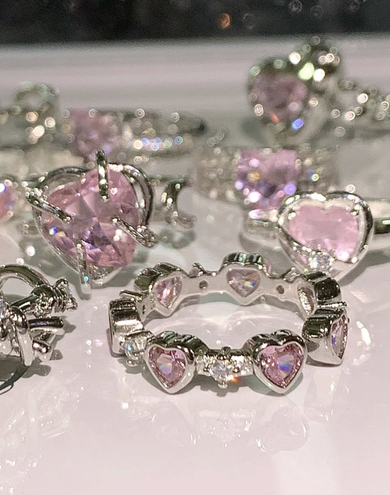 โอ้โหหห แหวน Pink opal heart ring เห็นแล้วต้องสตั้นนนหยุดมอง ดึงดูดสายตามาก ใส่แล้วออร่าจับ ตอนนี้ 1แถม1 แค่ 139฿ แถมส่งฟรีด้วย ใส่ได้ทุกโอกาส เติมเต็มฟีลเจ้าหญิงสุดด