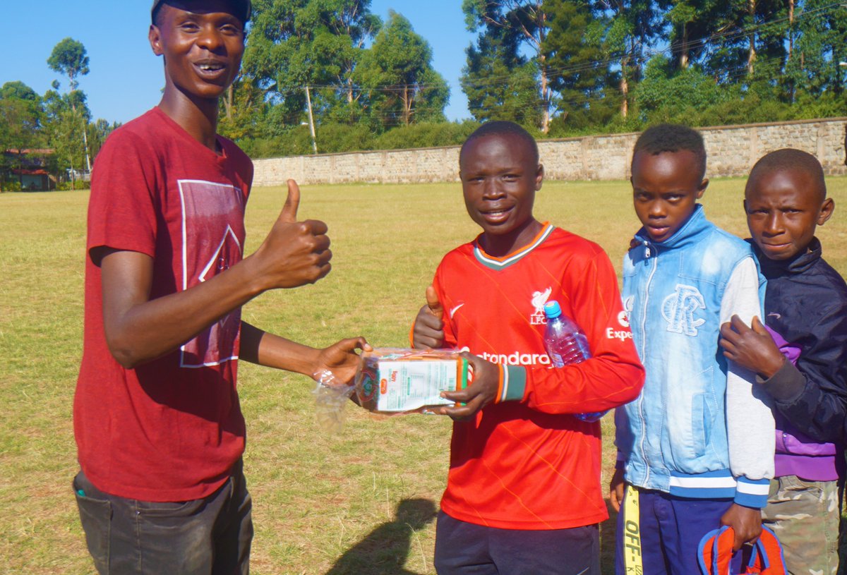 eldoret_fc's tweet photo. Chendeleza Africa ilitununulia chakula cha mchana wakati wa #ChezaPro tukala na kushiba, ikabaki mikate michache. Mikate hiyo tuliwazawadia Shujaa Wetu Wote wa Wiki zilizopita kwa maonyesho yao bora na tukaagiza kugawana na familia zao.
#MashujaaWaAfrika https://t.co/TqluBBqaCe
