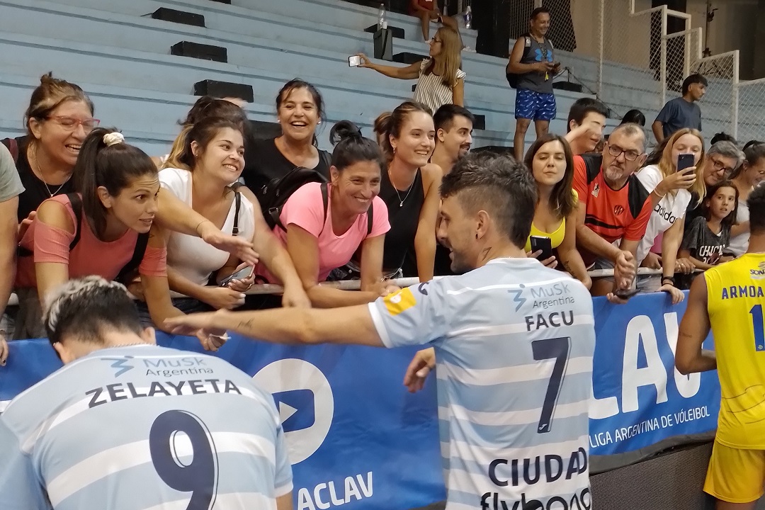 UNA PARADA INOLVIDABLE

El paso del recorrido de la #LVARUS por Paraná tuvo gran nivel de juego y público acompañando en masa e interactuando con los deportistas.
Un disparador para incentivar a la práctica de este deporte.

📸Prensa Gross Paracao.

🌐paracaovoley.com.ar/noticias/199