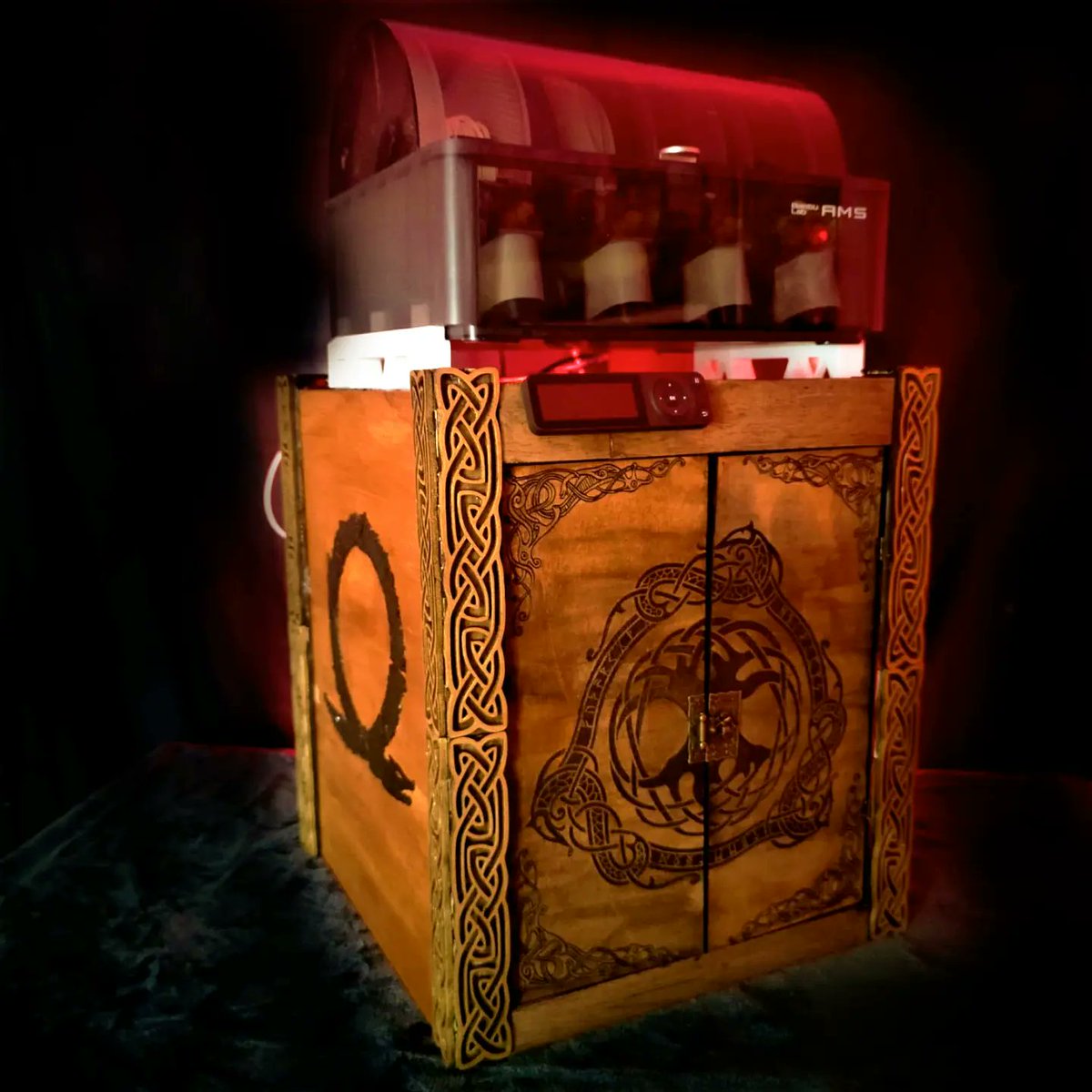 Manuatures2's tweet image. La gente normal: 

"Tengo una impresora 3D, voy a hacerme el hacha de God of war"

Yo: "Buah, tengo un hacha, voy a hacerme una impresora 3D de God of War" 

Más fotillos por aquí:
 
instagram.com/p/Cne3edYtVbB/…