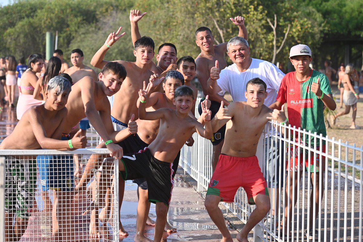 👉Este domingo, las vecinas y vecinos que visitaron el #ParqueRegional, pasaron una tarde a puro rock de la mano de "Vinilus Cover"; además de disfrutar de de la pileta, mesas, parrilleros, canchas de diferentes deportes, la Granja Educativa y muchos #más.
bit.ly/3GA1Yml