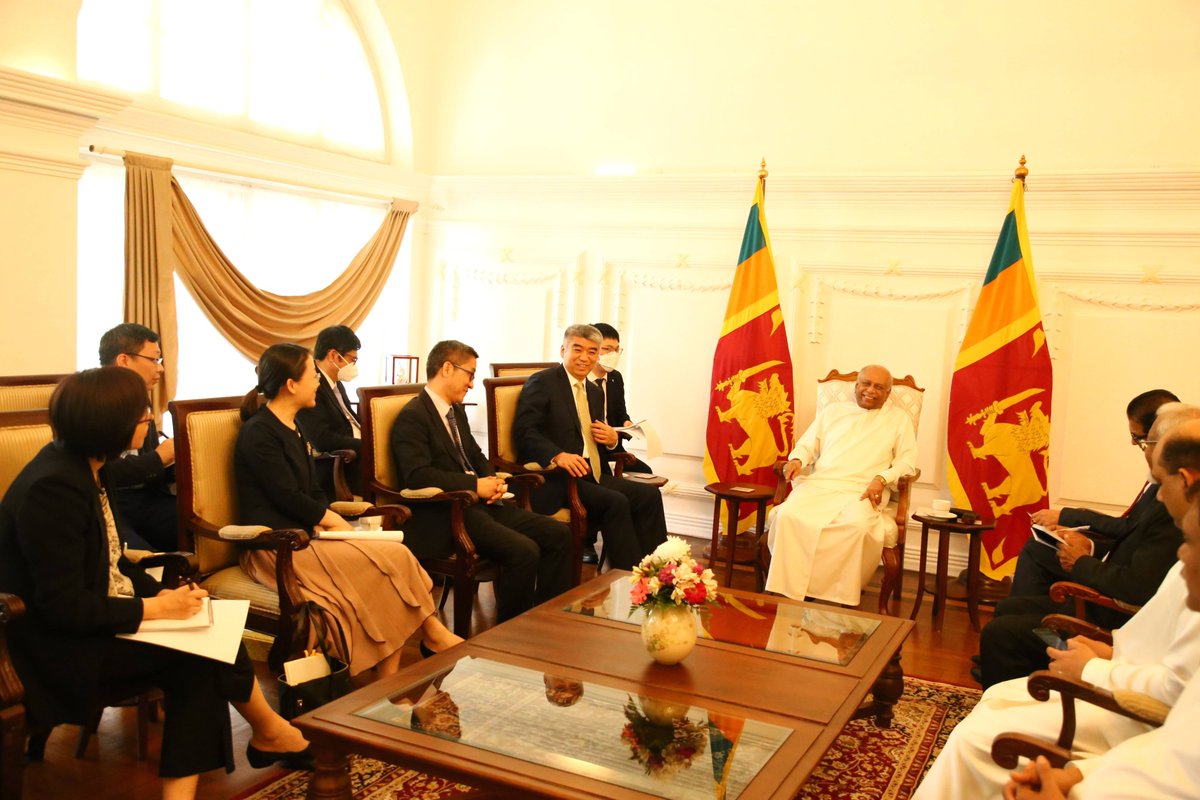 On Tue (16), Vice Minister Chen Zhou called on 🇱🇰 Prime Minister & Leader of the MEP @DCRGunawardena and had a comprehensive discussion on a wide range of topics. 'We always stands by #SriLanka. In current economic crisis, I'm confident that more good news will come from China.'