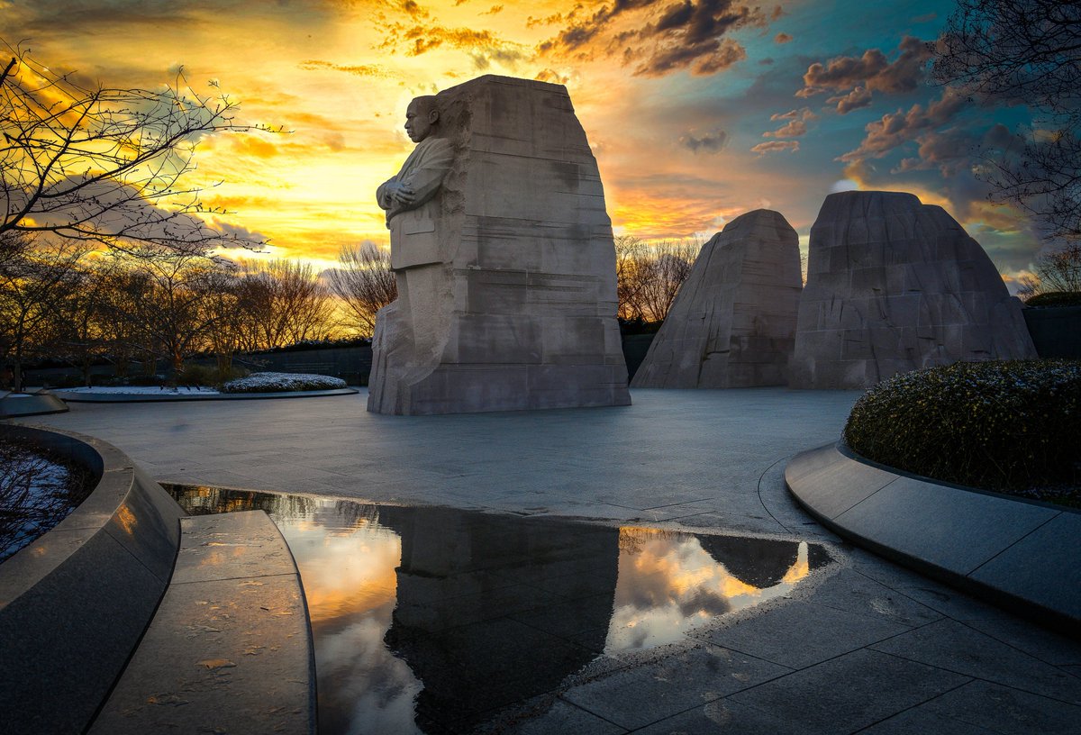 Mike_SoCalGas's tweet photo. Hail to the King....
...Dr. Martin Luther King. Remember his words, actions and legacy. We do @socalgas https://t.co/zYDkO6Hqyu