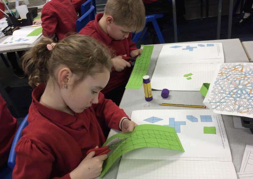 _MrsMac_'s tweet image. Gillygate @HaxbyRoad had fun investigating right angles in shapes today #MakeMathsFun