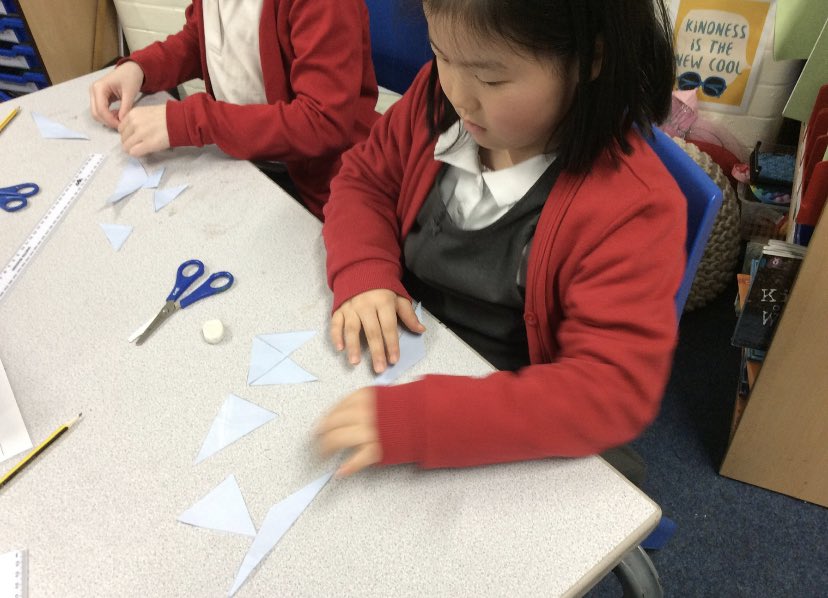 _MrsMac_'s tweet image. Gillygate @HaxbyRoad had fun investigating right angles in shapes today #MakeMathsFun