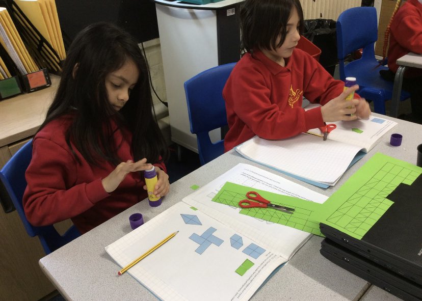 _MrsMac_'s tweet image. Gillygate @HaxbyRoad had fun investigating right angles in shapes today #MakeMathsFun