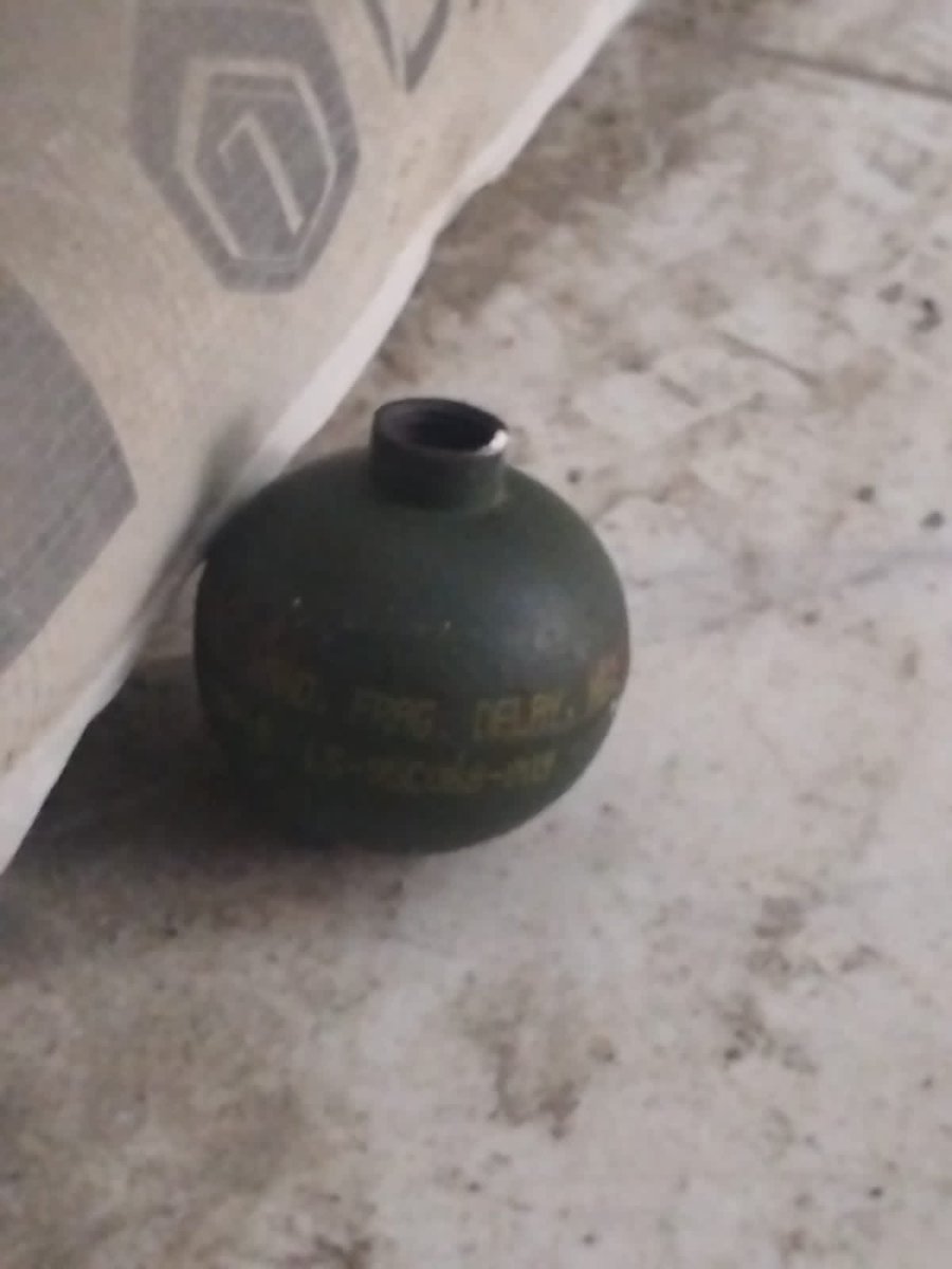 SindPolice15's tweet photo. *KPMC-KPO*
*SHO NEPEIR INFO:*

A #HandGrenade lying/found at Azizi Building, opposite Naimat Kada Hotel, Nepeir, while #BDTeam has been called and further investigation is underway.

*PS- #NEPEIR*

#Karachi #Lyari #LeeMarket  #Police #GrenadeExplosion #GrenadeBlas https://t.co/I341jeA1JD