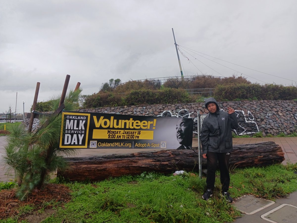 MLK Day of Service is HERE! Join your neighbors TODAY at volunteer locations across Oakland, like this one at Union Point Park! Post photos + share your experience with hashtags #OaklandMLK #OaktownPROUD #VolunteerOakland. hubs.la/Q01y7G_30 for your neighborhood's event!