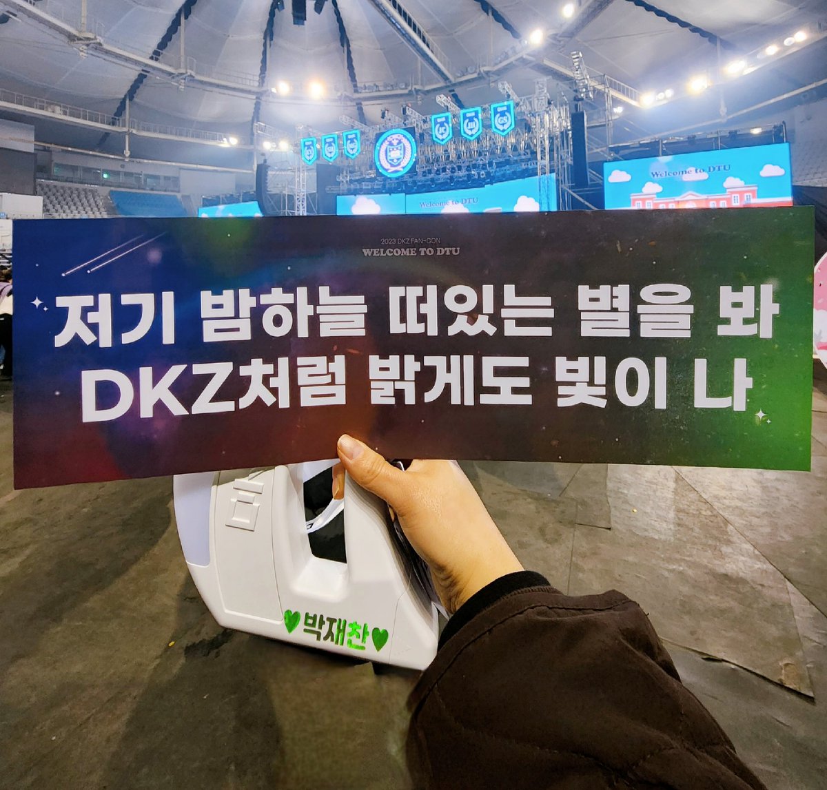 ael1228ael's tweet photo. 아 다시 콘서트때로 돌아가고싶어 😭 https://t.co/GbF5BbBbMf
