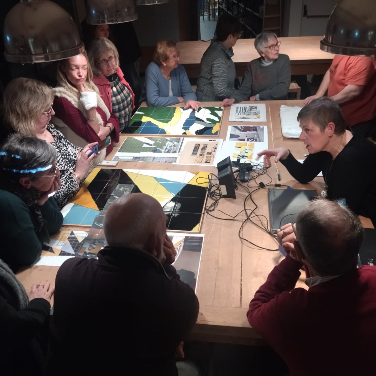 Imatges de la conferència "There and back: història d'un mural ceràmic" a càrrec de l'artista Eva López Miguel on ens va parlar del seu projecte de realització del mural ceràmic de l'estació central de Berlín. 

@elomiceramica #escoladibuixesplugues #escolaceramicaesplugues