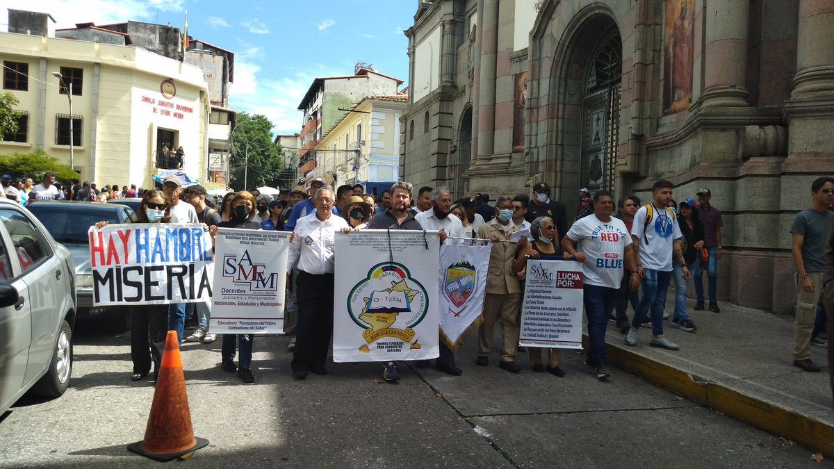 fetramerida's tweet photo. #16Enero Presentes apoyando a los trabajadores de #Merida Los #Docentes #TrabajaforesDeLaSalud #EmpleadosPublicos exigen mejores salarios y la restitución de sus derechos. En #Merida el pueblo se hizo sentir https://t.co/Plf7K3G32X