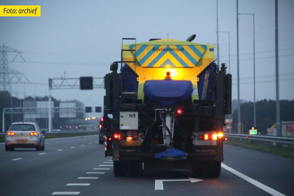 Het <a href="/KNMI/">KNMI</a> heeft voor morgenochtend #codegeel afgegeven voor #gladheid. Ga je vroeg de weg op? Houd dan rekening met mogelijke gladheid door bevriezing van natte weggedeelten. Onze strooiwagens staan paraat om te strooien indien nodig. Je volgt ze via rijkswaterstaatstrooit.nl