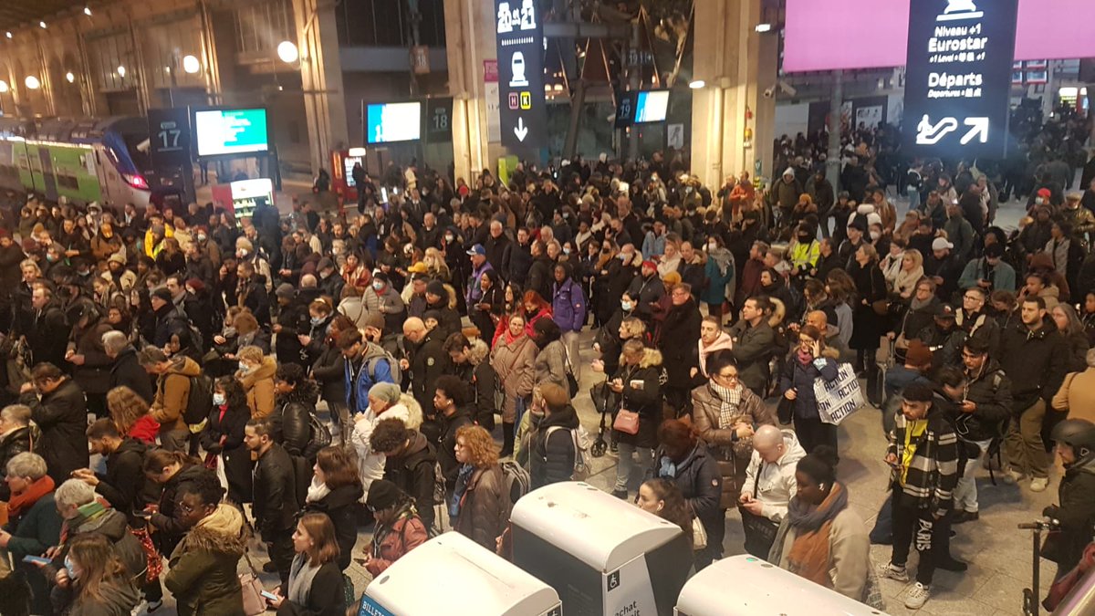 SNCFvamtuer's tweet image. Merci #Gerard pour l arrachage des arbres 
On ne saura jamais si c est une negligence d élagage ou une envolée à la Mary Poppins...
#garedunord : On s y sent tellement en sécurité
#qml