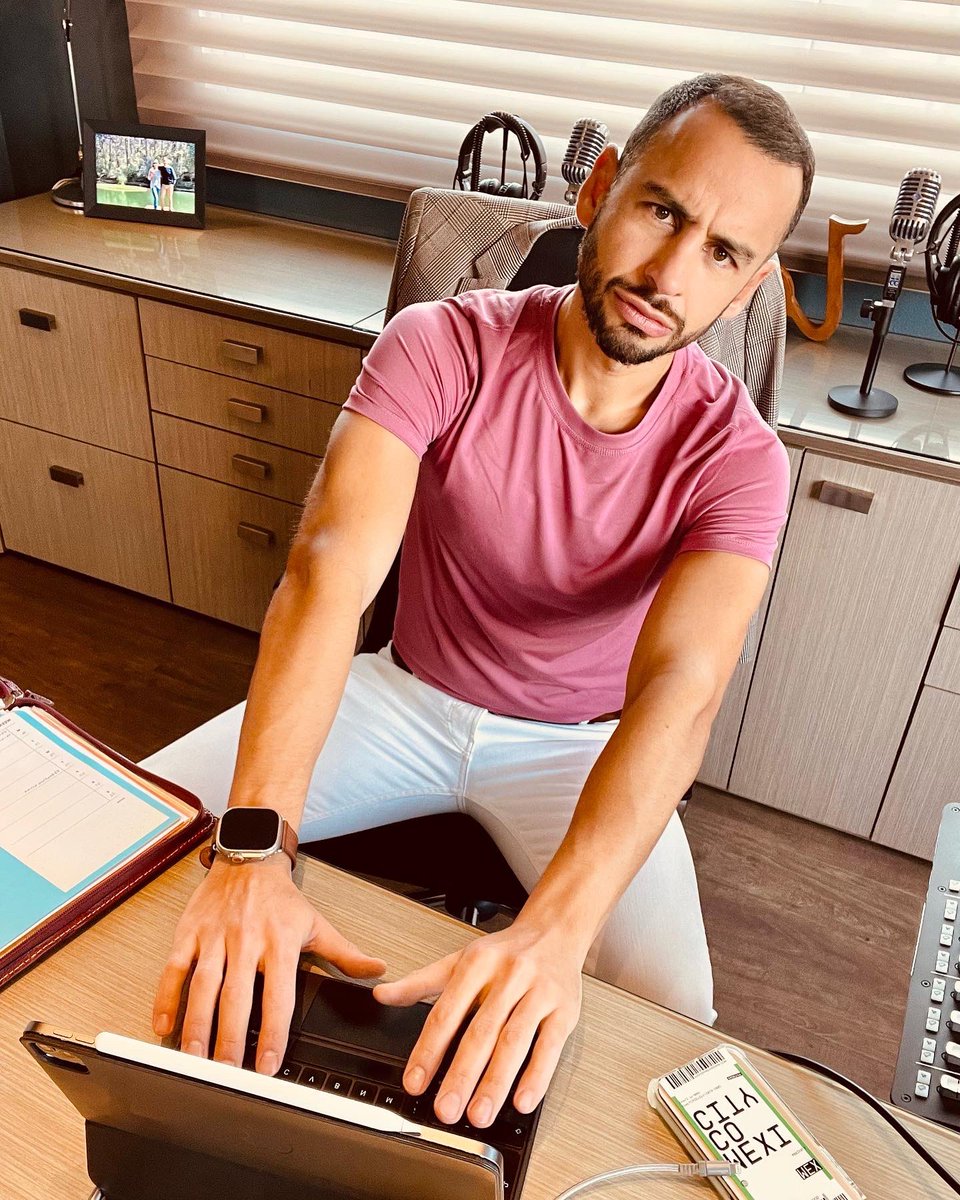 ChanoJurado's tweet photo. #Multitasking 💪🏼
•
#chanojurado #homeoffice #inspiration #tvhost #tvhostlife #tvhosting #tvhoststyle #host #entertainment #entretenimiento #showbiz https://t.co/DYdCz8NdrX
