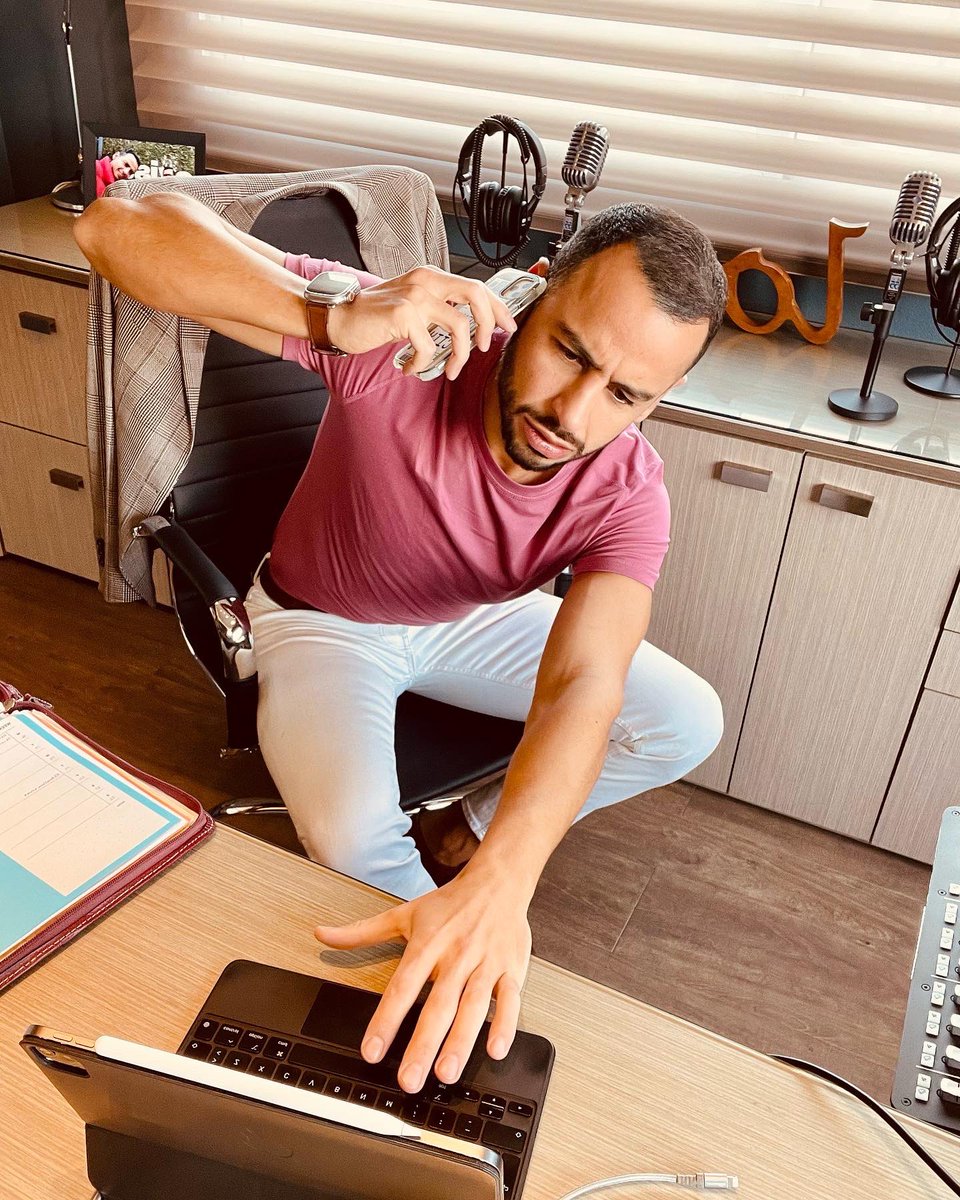 ChanoJurado's tweet photo. #Multitasking 💪🏼
•
#chanojurado #homeoffice #inspiration #tvhost #tvhostlife #tvhosting #tvhoststyle #host #entertainment #entretenimiento #showbiz https://t.co/DYdCz8NdrX