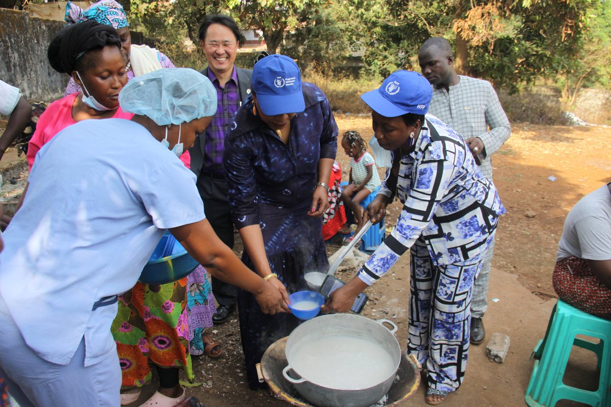 Evelyn_Etti's tweet photo. I had the upmost pleasure to visit Gbessia Health Center in Guinea where @WFP supports with food for mother and children. Cooking of nutritious community products are led by women who are motivated to serve. 

@WFP_WAfrica 
#ZeroHunger #CommunityKitchen #Guinea https://t.co/CiMSGPqzJq