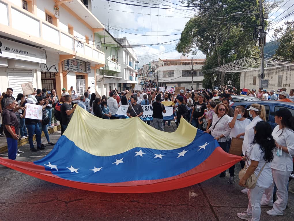 fetramerida's tweet photo. #16Enero No bajaremos la guardia,la lucha sindical persiste por nuestros #trabajadores. #Merida y #Tovar están en la calle por mejores condiciones #EstoTieneQueCambiar #RespaldoALosDocentes #EnDefensaDeNuestrosDerechos @caenpeco https://t.co/ZiTbHtqRRV