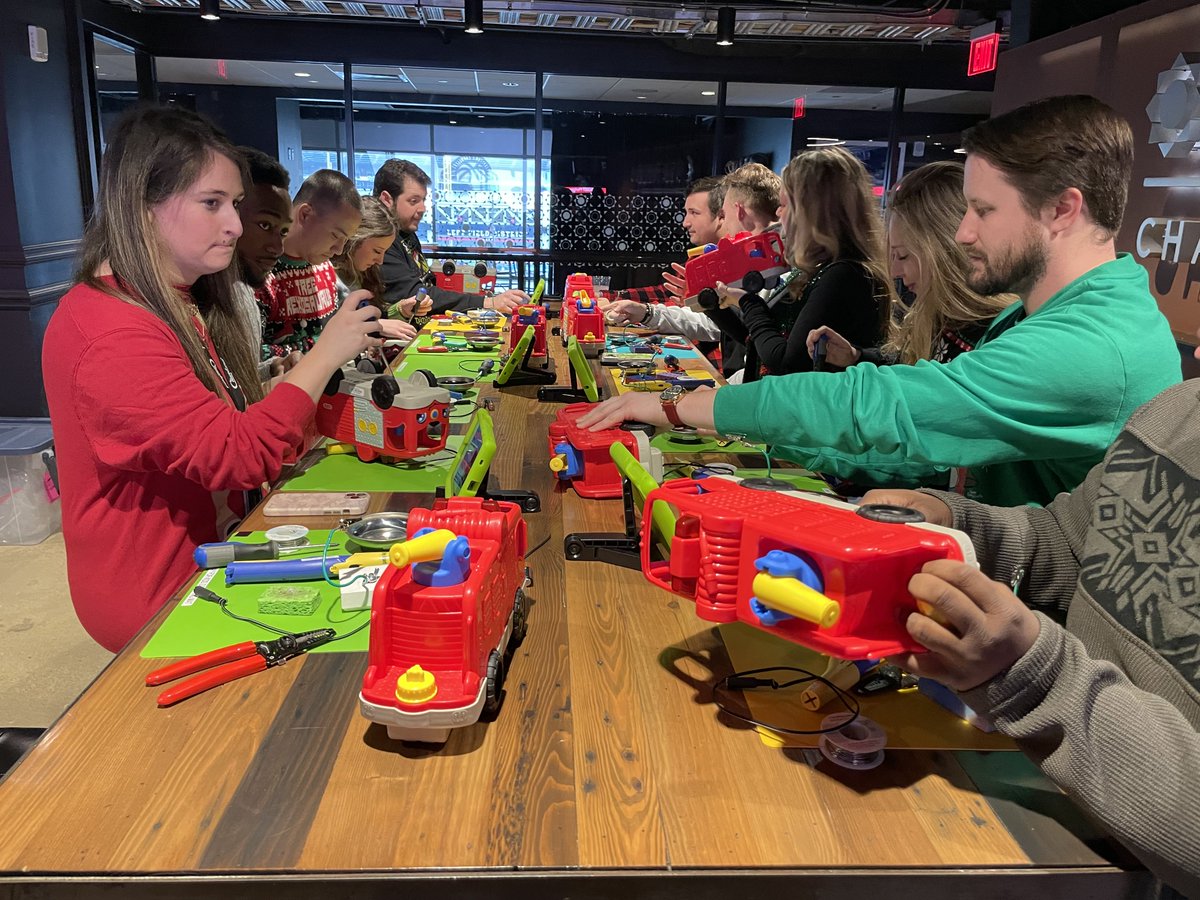 replayforkids's tweet image. As we head into this new year, we’re looking back on some of the moments that made last year so amazing for us! Photos from our workshops with @SherwinWilliams,  @Energizer, @monstershockey and @ChargeCLE!