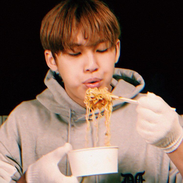 seoksoologist's tweet photo. #mingyu kapitbahay au

gyu: oh kainin mo, teka hipan ko lang.
: tanginang ihip ‘yan may laway, ‘wag na beh iyo na ‘yan. https://t.co/JwX2HBi1cc
