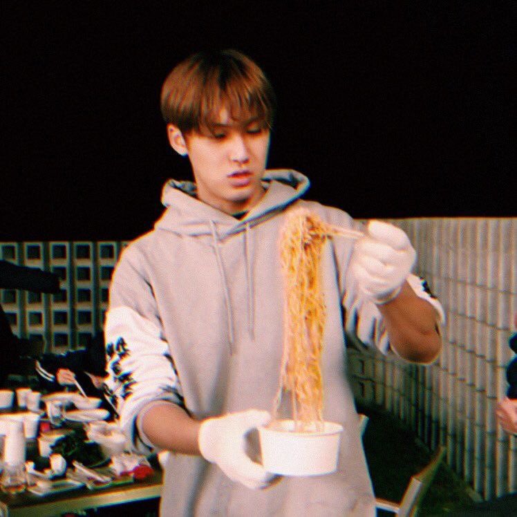 seoksoologist's tweet photo. #mingyu kapitbahay au

gyu: oh kainin mo, teka hipan ko lang.
: tanginang ihip ‘yan may laway, ‘wag na beh iyo na ‘yan. https://t.co/JwX2HBi1cc