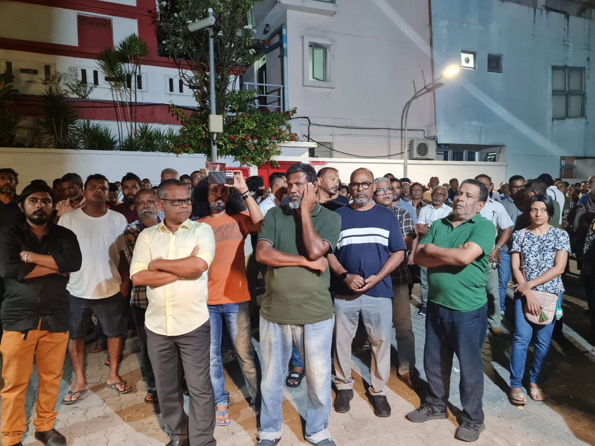 EbrahimRashid78's tweet photo. މިތިބީ އެތެރެ ޓުރެކަށް އަރާ ،މީހަކަށްފަހު މީހެއް! ރެއަކަށްފަހު ރެއެއް، ބަރުވެ އިރާދަފުޅުން މިދަނީ މިރޭސް ކާމިޔާބް ކުރަން ދެނެއް އަތެއްނުވާނެ.

#FikurehgeDhirun 
#CampingJagaha
#HulhuVun
#Anni23 https://t.co/A59iGROlqc