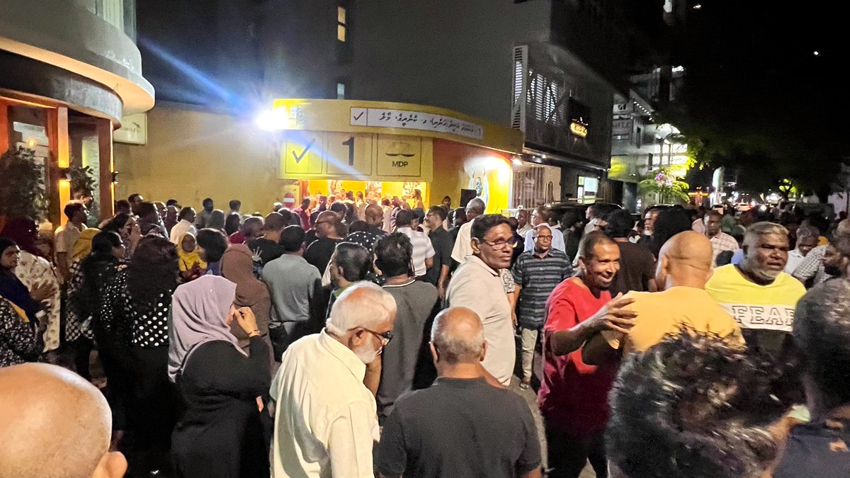 EbrahimRashid78's tweet photo. މިތިބީ އެތެރެ ޓުރެކަށް އަރާ ،މީހަކަށްފަހު މީހެއް! ރެއަކަށްފަހު ރެއެއް، ބަރުވެ އިރާދަފުޅުން މިދަނީ މިރޭސް ކާމިޔާބް ކުރަން ދެނެއް އަތެއްނުވާނެ.

#FikurehgeDhirun 
#CampingJagaha
#HulhuVun
#Anni23 https://t.co/A59iGROlqc