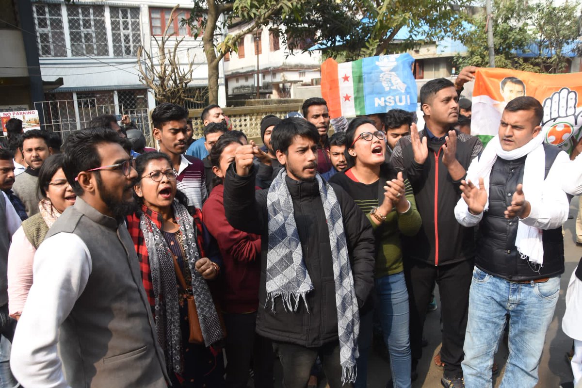 Samratroyofc's tweet photo. Demonstration by Pradesh NSUI and Pradesh Youth Congress today in front of Law Minister Ratan Nath's house to protest against vandalism of Congress campaign decorations in Mohanpur, Churaibari and many area.@RahulGandhi @priyankagandhi @drajoykumar #VoiceforChange #Congressin2023 https://t.co/H49nebuqry